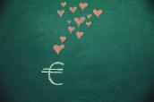 Eurozeichen mit Herzen auf Tafel