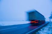 Verschwommener Lkw auf Straße