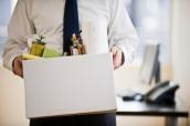 Mann und Kiste mit Bürosachen
