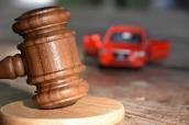 Richterhammer und Auto