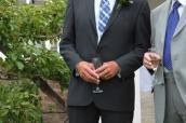 Zwei Männer im Anzug auf einer Gartenparty