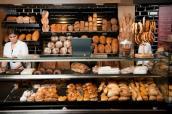 Bäckereitheke mit Verkäuferin