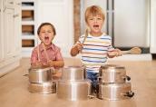 Lärmende Kinder mit Töpfen