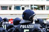 Polizisten mit unterschiedlicher Größe