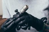 Tattoonadel und Handschuhe