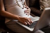 Schwangerer Bauch am PC