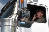 Lkw-Fahrer gähnt