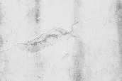Wand mit Flecken und Rissen