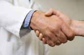 Arm von Arzt mit Ehering