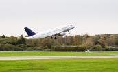 Flugzeug auf Startbahn