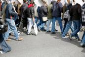 Streikende Arbeitnehmer laufen auf der Straße.