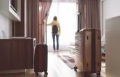 Koffer in Wohnung mit Frau