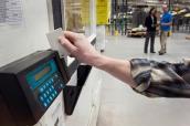 Arm mit Karte an Stechuhr
