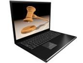 Notebook zeigt einen Richterhammer auf dem Monitor