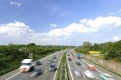 Autobahn mit fahrenden Autos