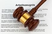 Arbeitszeugnis mit Richterhammer