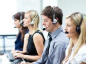 Mehrer Mitarbeiter eines Callcenters bei der Arbeit.
