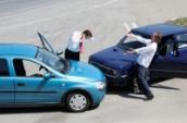 Wer nach einem Unfall verklagt wird, kann sich mit der Rechtsschutzversicherung viel Ärger ersparen.