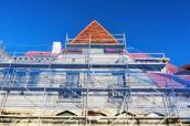 Haus mit Gerüst, um Renovierungsarbeiten daran durchzuführen.