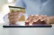 Ein Mann tätigt an seinem Tablet-PC einen Online-Kauf