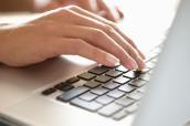 Frauenhand am Laptop