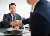 Männer beim Handschlag im Büro