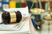 Richterhammer mit Euroscheinen und Waage