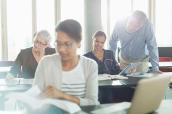 Erwachsene bei einem Kurs