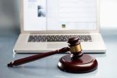 Richterhammer und Laptop