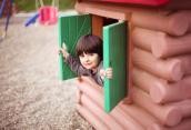 Junge im Spielhaus