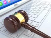 Richterhammer liegt auf Laptoptastatur