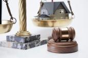 Richterhammer, Waage und Haus