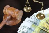 Richterhammer, 200 Euro Scheine und Waage.