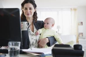 Frau mit Baby in Arbeit