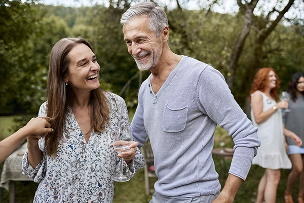 Rente mit 63: Mann und Frau auf einer Gartenparty