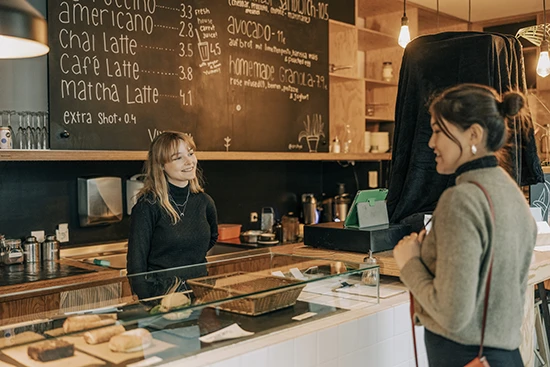 Minijob: Bedienung und Kundin in einem Café