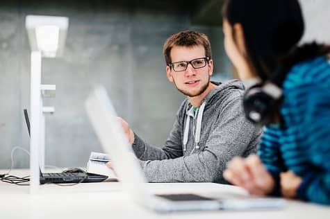 Private Vorsorge: Student und Studentin in Uni-Bibliothek