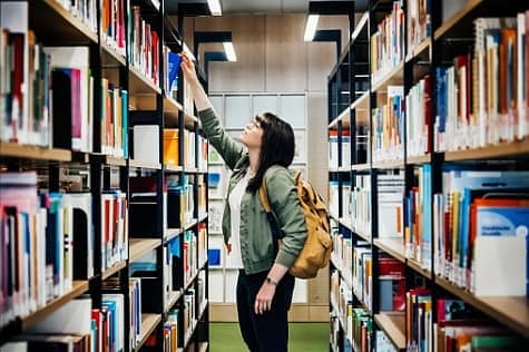 Altersvorsorge: Studentin in Bibliothek