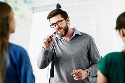 Tutor mit Studenten