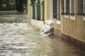 In vom Hochwasser bedrohten Orten ist eine Wohngebäudeversicherung mit Schutz vor Elementarschäden wichtig.