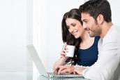 Mann und Frau vor Computer