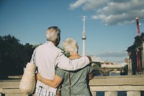 Älteres Paar schaut in Berlin auf den Fernsehturm am Alexanderplatz.