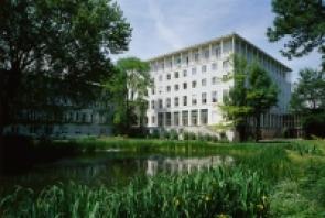 Allianz Hauptgebäude: Der  Versicherer will im Bereich Sachversicherung profitabler werden. Foto: Allianz.