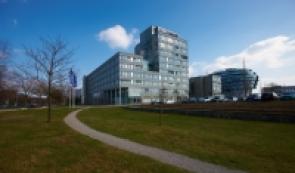 Hauptgebäude der KKH-Allianz: Die Suche nach einem neuen Partner läuft. Foto: KKH-Allianz.