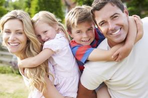 Eltern mit zwei Kindern