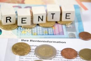 Würfe mit dem Wort Rente mit Münzen und einer Renteninformation.