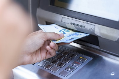 Auszahlung der Riester-Rente: Geldscheine aus dem Geldautomat