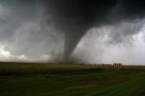 Wenn ein Tornado wütet, kommen auf die Versicherungsgesellschaften hohe Kosten zu.