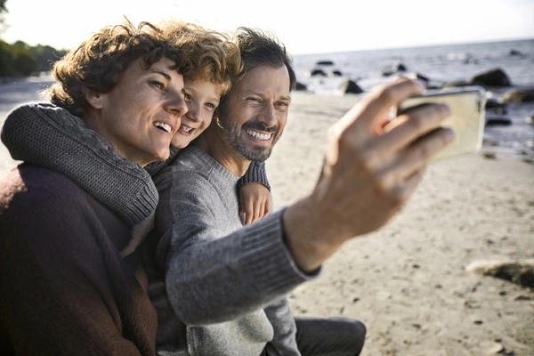 Restschuldversicherung: Haus aus Bauklötzen mit Euromünzen