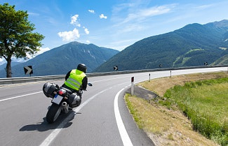 Motorradfahrer auf einer kurvenreichen Strecke in den deutschen Alpen